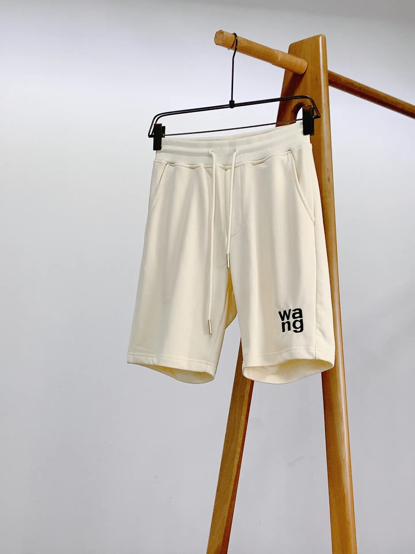 Aalxanderwang . 2026SS 🩳 ，Breathable ， 、 、 ， 。 “wang” ， ， ， 。 + ， ， 。 Same Style，Classic /Cream White ， 、 、 ， 。 …………………………………………………… ❥∙Size：M-3XL